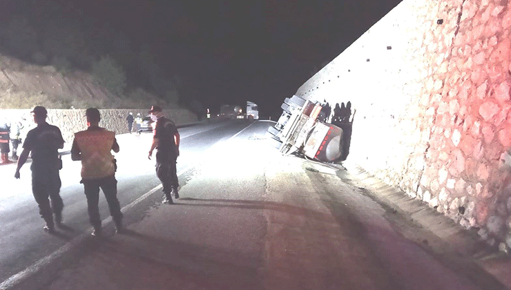 Kütahya’da asit yüklü tanker devrildi: 1 yaralı