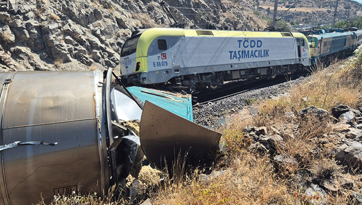Malatya’da iki yük treni kafa kafaya çarpıştı: 1 yaralı