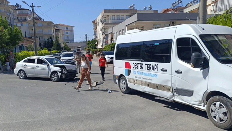 Manavgat’ta okul servisi ile otomobil çarpıştı: 2 yaralı