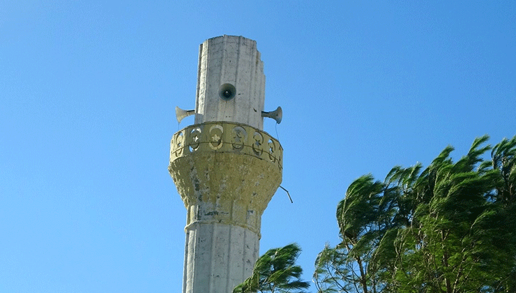 Menteşe’de fırtına minareyi yıktı, ağaçları söktü