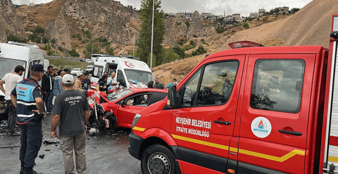 Minibüs ile otomobil kafa kafaya çarpıştı: 1’i ağır 6 yaralı