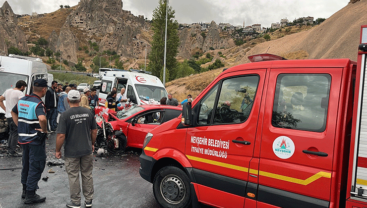Minibüs ile otomobil kafa kafaya çarpıştı: 1’i ağır 6 yaralı