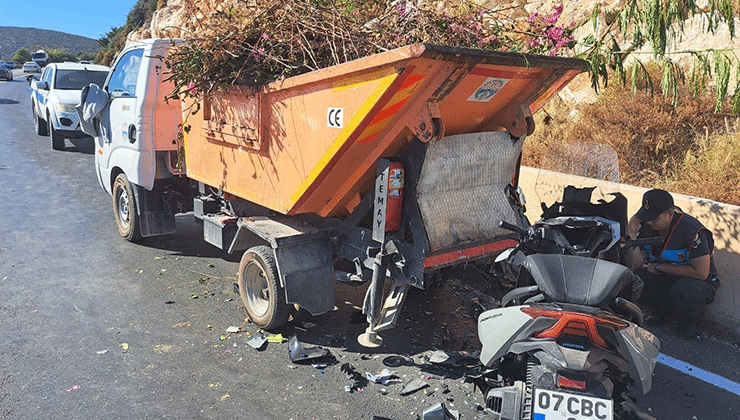 Motosiklet, atık toplama aracına çarptı: 1 ölü