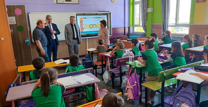 Müdür Yiğit okulları inceliyor