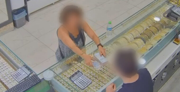 O anlar kamerda: Kuyumcuları sahte altınla dolandırdılar, yakalandılar