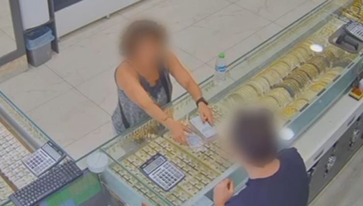 O anlar kamerda: Kuyumcuları sahte altınla dolandırdılar, yakalandılar
