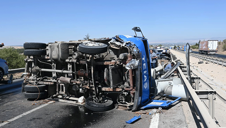 Otomobilin çarptığı trafo yüklü kamyon devrildi: 2 yaralı