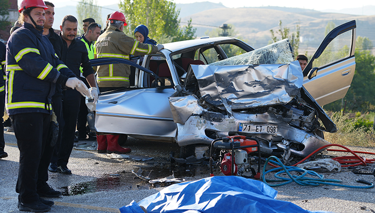 Otomobiller kafa kafaya çarpıştı: Sürücüler hayatını kaybetti