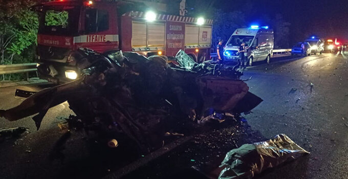Otoyolda feci kaza, araçtan geriye hurda yığını kaldı: 1 ölü, 1 yaralı