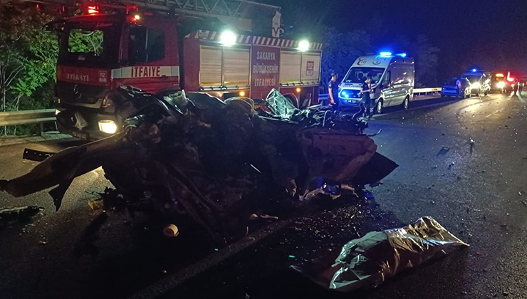 Otoyolda feci kaza, araçtan geriye hurda yığını kaldı: 1 ölü, 1 yaralı