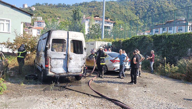 Park halinde alevlere teslim olan panelvan araç yandı