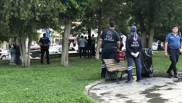 Parkta kızlarının gözü önünde bıçağı boğazına dayayan adamı polisler ikna etti