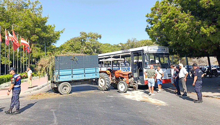 Safari için yolcu toplayan otobüs ile otelden çıkan traktör çarpıştı: 1’i turist 2 yaralı