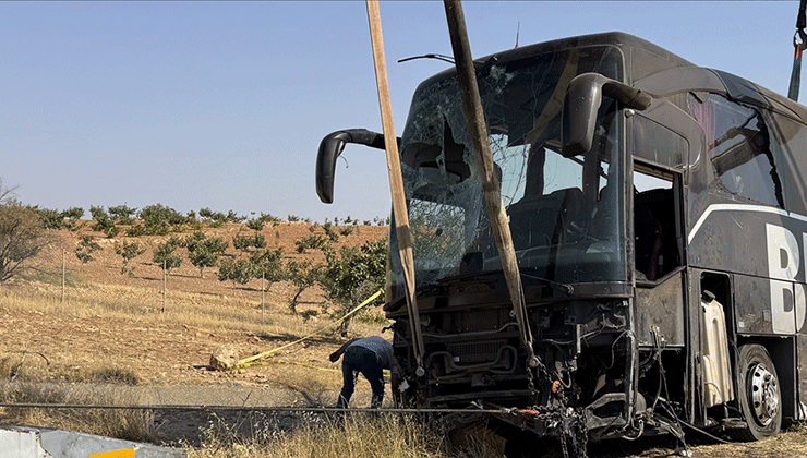 Şanlıurfa’da devrilen yolcu otobüsündeki 30 kişi yaralandı