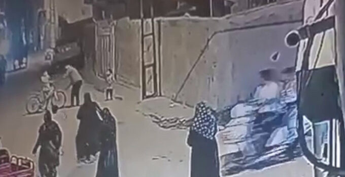 Sesinden rahatsız olduğu çocukları sopayla dövdü