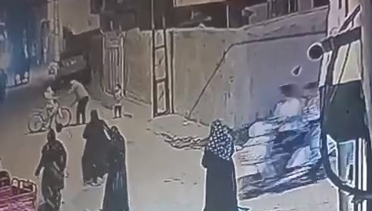 Sesinden rahatsız olduğu çocukları sopayla dövdü