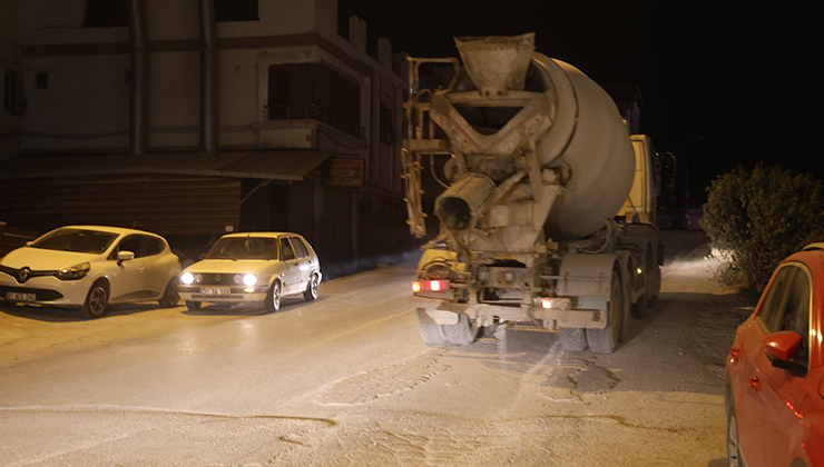 Seyir halindeyken yola beton döken mikser, vatandaşları çileden çıkarttı
