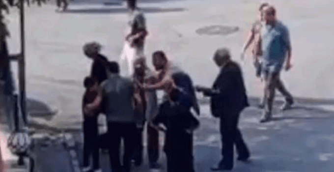Sokak köpeği çocuğu ısırdı, ailesi ile köpeği besleyen adam birbirine girdi