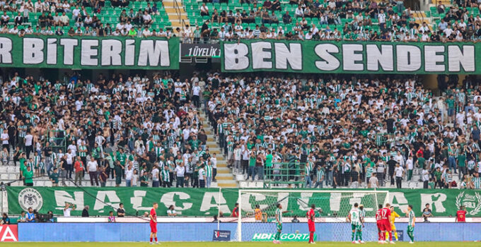 Taraftar, tribünlerden uzaklaşıyor