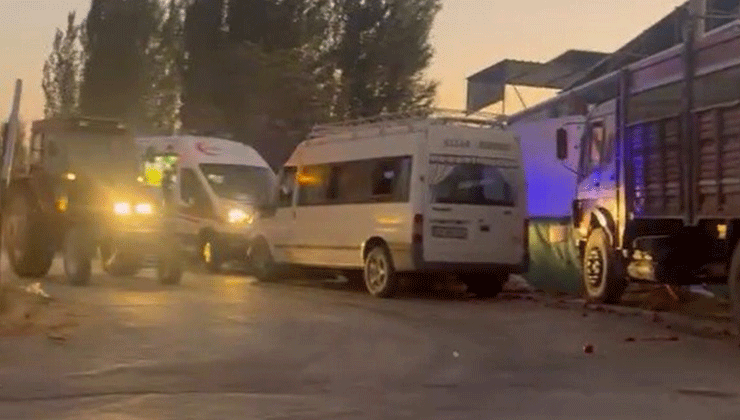 Tarım işçilerini taşıyan minibüsle kamyon çarpıştı: 20 yaralı