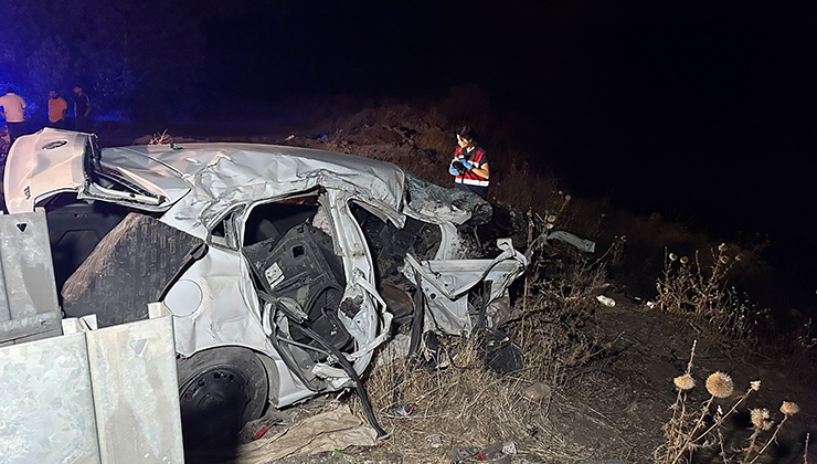 Ters şeride giren otomobil tankerle çarpışıp şarampole yuvarlandı: 1 ölü, 1’i ağır 2 yaralı
