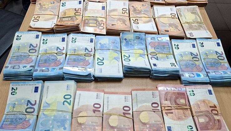 Tır kabininde ele geçirilen 99 bin 970 euro komşuya kaldı