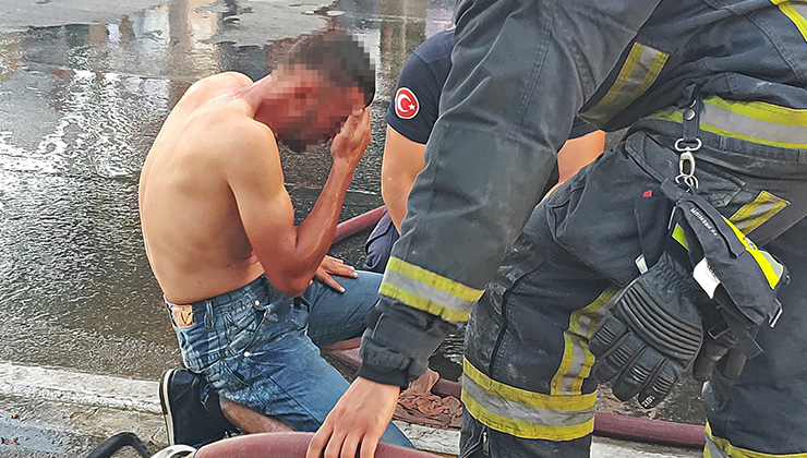 Üzerine döktüğü benzin gözlerinden ediyordu