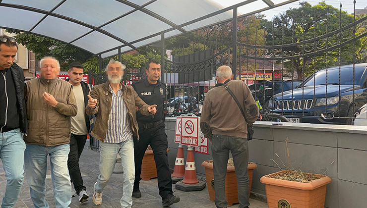 Yaşlı adamı darp eden şahıs adliye girişinde gazetecilere kendini savundu