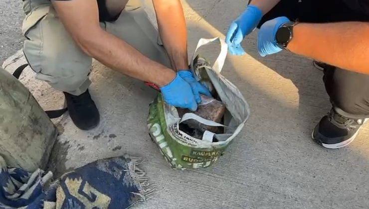 Yolcu otobüsünde ‘pul biber’ ile kaplanmış 7 kilo eroine 2 tutuklama