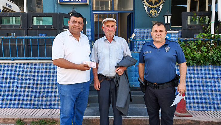 Yolda bulduğu parayı sahibine teslim etti