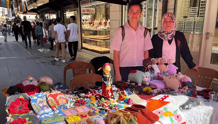 Yünü sanat ürünlerine dönüştürüyor