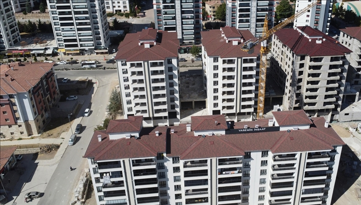 1216 depremzede aile “Yerinde Dönüşüm Projesi” kapsamında yapılan evlerine yerleşti