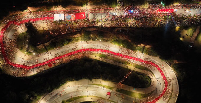 400 metrelik dev bayrakla Cumhuriyet coşkusu: Fener Alayı’na yüzlerce kişi katıldı