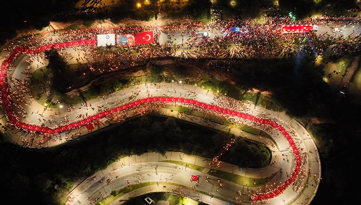 400 metrelik dev bayrakla Cumhuriyet coşkusu: Fener Alayı’na yüzlerce kişi katıldı