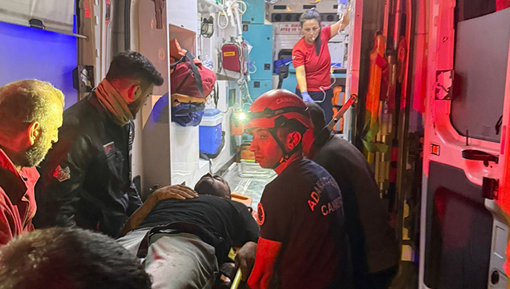 Adana’da iki hafif ticari araç çarpıştı: 1 ölü, 2 yaralı