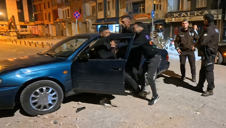 Aksaray’da tükürük yüzünden kavga çıktı, alkollü şahsı yakınları bile sakinleştiremedi