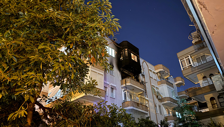 Alanya’da 5 katlı binada yangın: 1 kişi hayatını kaybetti