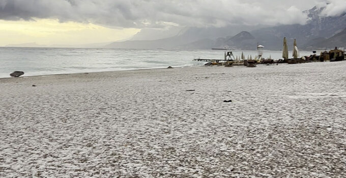 Antalya 15 dakikada kışı yaşadı, Konyaaltı Sahili beyaza büründü