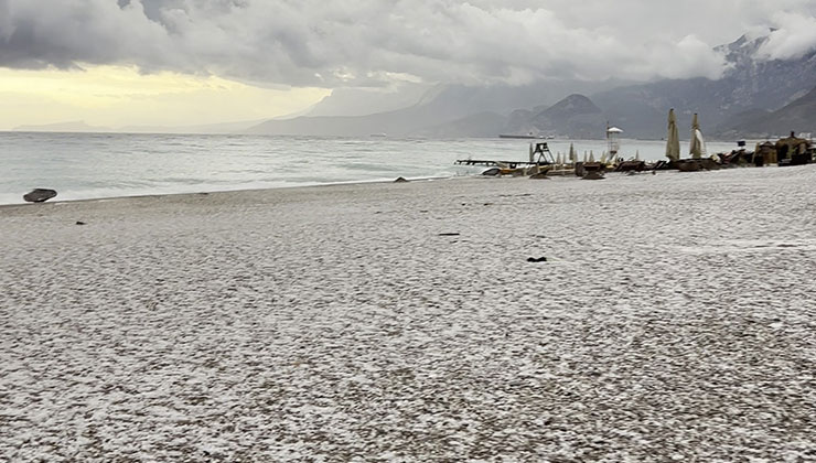 Antalya 15 dakikada kışı yaşadı, Konyaaltı Sahili beyaza büründü