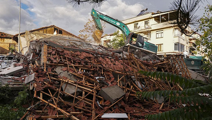 Balıkesir Sındırgı merkezli depremde yıkılan binaların enkazı kaldırılıyor