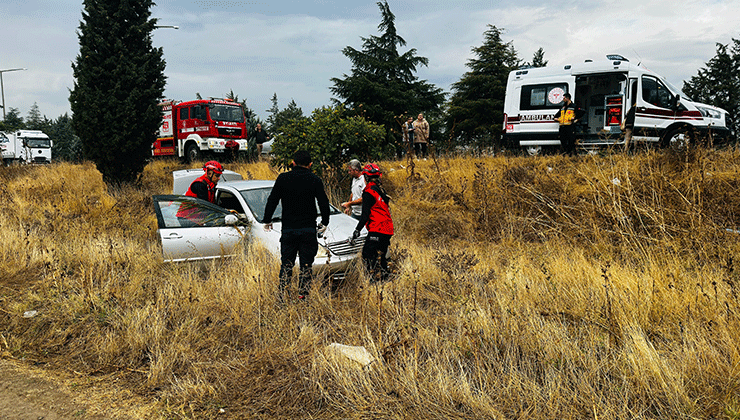 Balıkesir’de otomobil yağmurda kayarak, şarampole uçtu