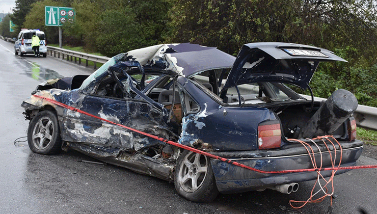 Bariyerlere çarpan otomobil hurdaya döndü: 1 ölü, 2 yaralı