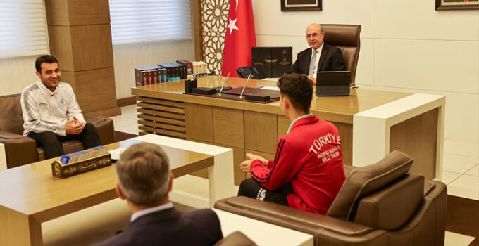 Başkan Pekyatırmacı dünya şampiyonunu ağırladı