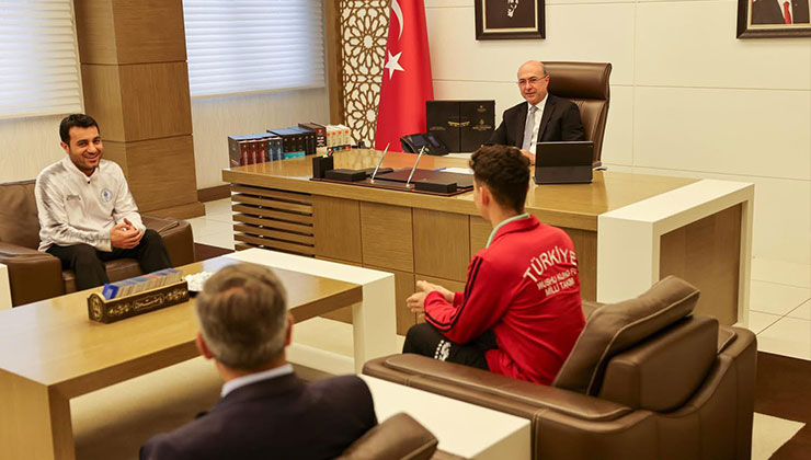 Başkan Pekyatırmacı dünya şampiyonunu ağırladı