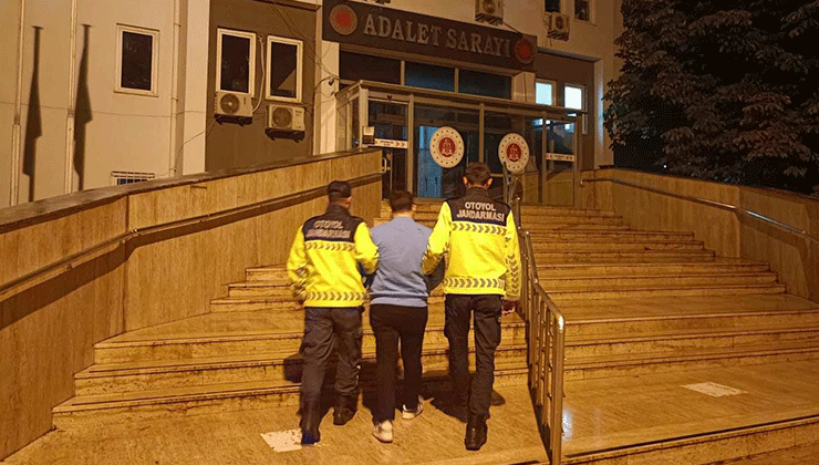 Bebekli otomobili sıkıştırıp kazaya sebep olan maganda tutuklandı