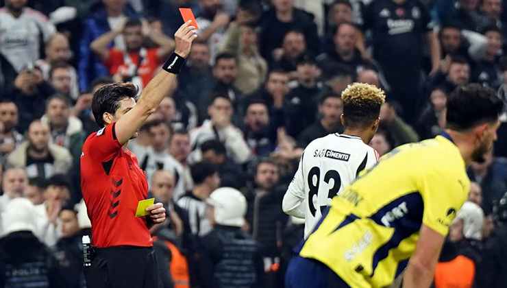 Beşiktaş-Fenerbahçe derbisinde kartlar havada uçuşuyor