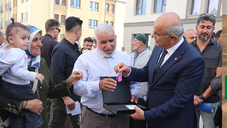 Bin 130 deprem konutunun anahtarları teslim edildi