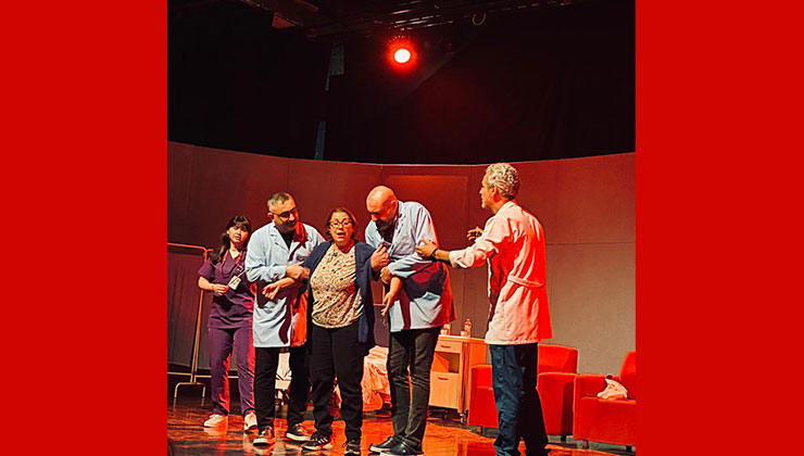 Boncuk Abla’ya tiyatro severlerden tam not