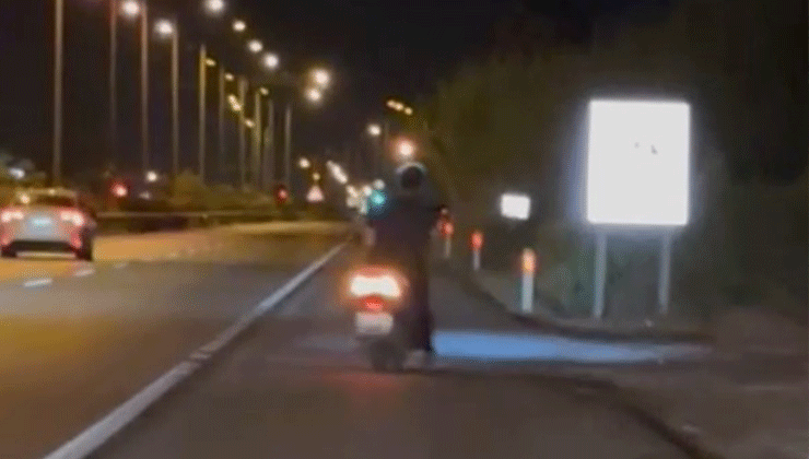 Böyle kaza görülmedi, motosiklet sürücüsü yol kenarındaki ‘çöp atma’ yazılı uyarı levhasına kafasını çarptı