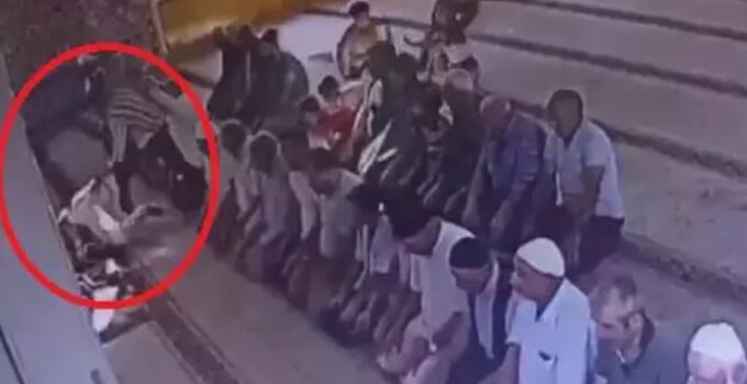 Camide komşusunu bıçaklayarak öldüren sanık: “Kocanın leşini topla”